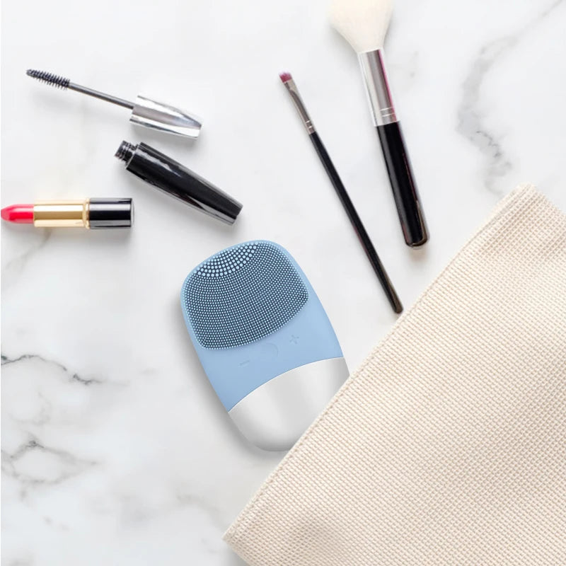 Face cleansing and massage scrubber